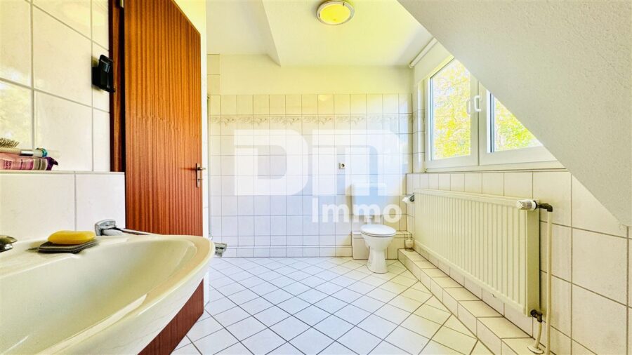 Charmantes Wohnglück - Ihr neues Zuhause mit Carport / Terrasse und großem Gartenbereich - OG / DG Badezimmer / Wanne / Dusche